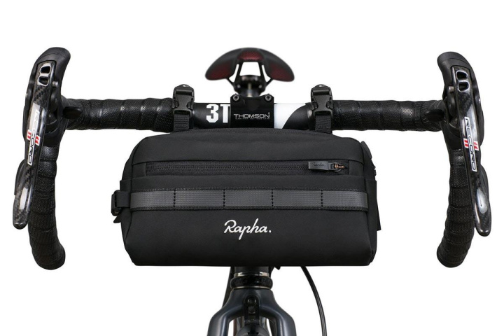 Rapha Bar Bag Styrväska Black i gruppen Tillbehör / Väskor / Styrväskor hos CykelCity (51626)